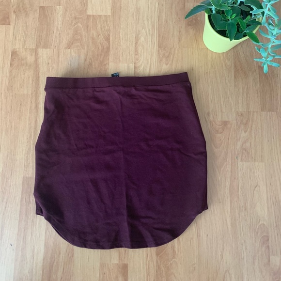 Short maroon skirt - Picture 2 of 4